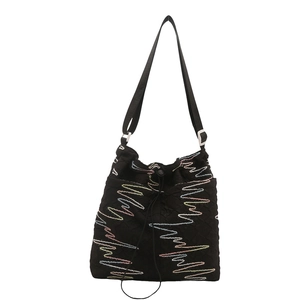Borsa a secchiello nera alla moda con coulisse, ricamo colorato e trama trapuntata