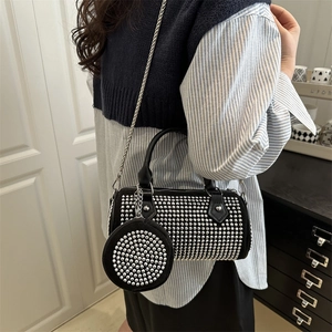 Sac cylindrique en cuir noir avec rivets argentés et petit porte-monnaie rond assorti