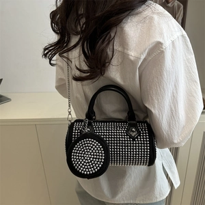 Sac à main cylindrique noir à rivets argentés avec une petite pochette ronde assortie