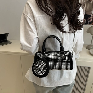 Sac à main cylindrique clouté argent avec porte-monnaie assorti et bandoulière chaîne