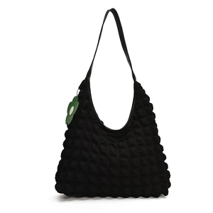Sac à bandoulière gaufré noir avec breloque fleur verte et sangle en cuir style hobo