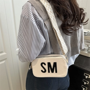 Minimalistische beige kleine quadratische Umhängetasche mit SM-Logo und gewebtem Gurt