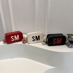 Damen PU Leder Buchstaben Design Kleine Quadratische Umhängetasche Mit Breitem Geometrischem Riemen Casual Kamera Tasche