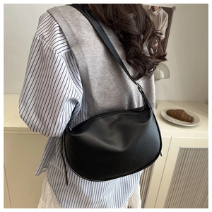 Detailansicht der schwarzen Halbmond-Schultertasche aus PU-Leder mit Reißverschluss