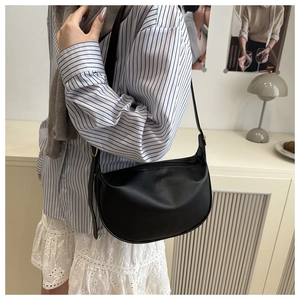 Minimalistische schwarze Halbmond-Umhängetasche mit verstellbarer goldener Schnalle am Model