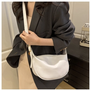 Detailansicht der weißen Hobo-Tasche mit verstellbarem Gurt und goldener Schnalle