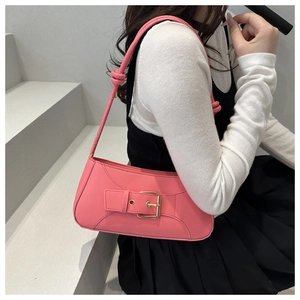 Rosa Schultertasche aus glattem Leder mit geknotetem Gurt und goldener Metallschnalle