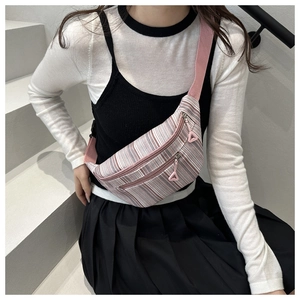 Détail du sac banane à rayures avec double fermeture éclair et bandoulière rose