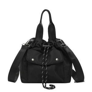 Minimalistische schwarze Nylon-Beuteltasche mit großem Fassungsvermögen und Schultergurt