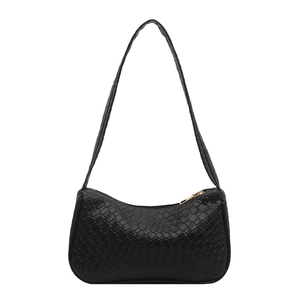 Sac hobo noir tressé à la mode avec une forme demi-lune minimaliste et un zip doré