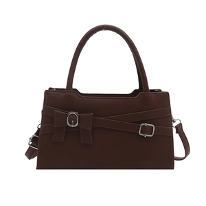 Sac à main marron chocolat avec nœud décoratif et détails métalliques argentés