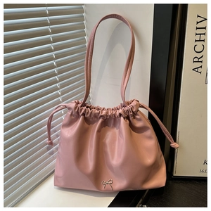Dettaglio borsa a tracolla rosa arricciata con fiocco argento e chiusura a coulisse