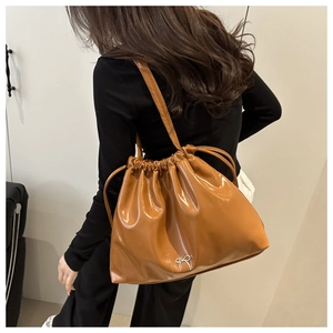 Elegante borsa tote marrone lucida plissettata con coulisse e fiocco sulla spalla