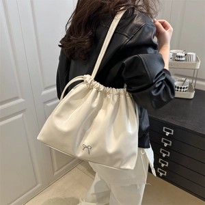 Borsa a spalla bianca arricciata con coulisse, fiocco d'argento e finitura lucida