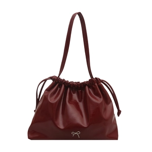 Sac à bandoulière plissé rouge foncé avec cordon de serrage et détail nœud argenté