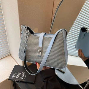 Bolso de Axila de Diseñador de Nicho Francés para Mujer Cuero PU con Textura de Sarga Cadena Plateada y Cierre de Metal