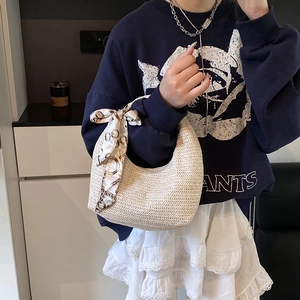 Sac hobo tissé beige chic avec foulard en soie décoratif et motif à texture ondulée