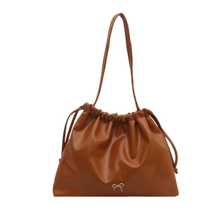 Sac fourre-tout rétro caramel avec cordon, texture plissée et détail nœud