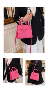 Vues détaillées du sac à main rose avec nœud porté à la main et en bandoulière