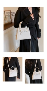 Détail d'un sac blanc avec boucle nœud, ferrures dorées et bandoulière réglable chic