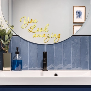 Détail du sticker mural You Look Amazing en acrylique doré miroir sur un miroir