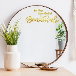 Détail de sticker mural miroir doré citation Be Your Own Kind of Beautiful