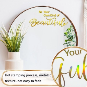 Détail d'autocollant mural doré avec texture métallique et finition réfléchissante