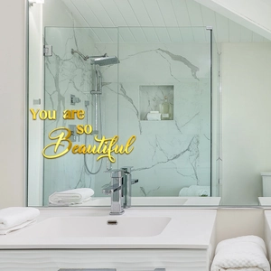 Détail du sticker mural miroir acrylique doré 3D avec lettrage 'You are so Beautiful'