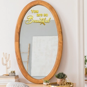 Détail du sticker mural 3D doré You are so Beautiful sur miroir avec décor chaleureux