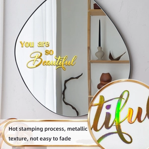 Détail macro du texte doré 3D sur miroir avec une texture de marquage à chaud élégante