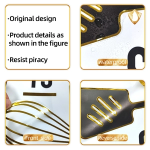 Detalle de pegatinas de cocina negras y doradas impermeables con textura metálica cepillada