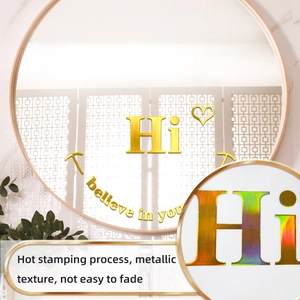 Détail de stickers muraux miroir doré 3D avec texture métallique et marquage à chaud