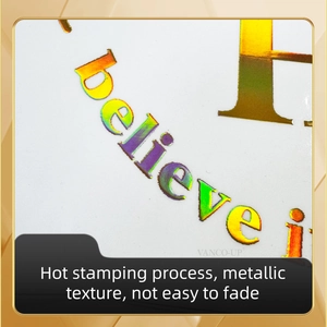 Détail du lettrage holographique en feuille d'or believe it sur un sticker mural autocollant