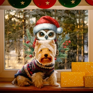 Détail d'un Yorkshire Terrier en pull de Noël festif devant une scène de fenêtre enneigée