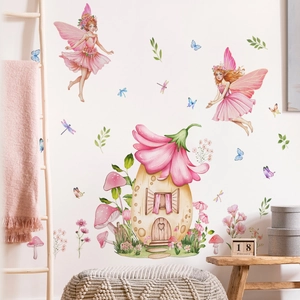 Détail de stickers muraux maison fée et fleurs avec papillons sur un mur crème doux