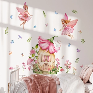 Détail de stickers muraux maison de fée rose sur un mur de chambre propre et blanc