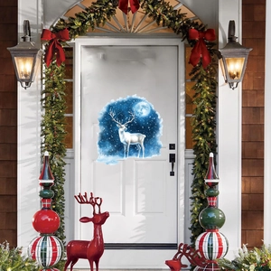 Détail d'un autocollant de renne blanc sur une porte en bois avec couronnes de Noël