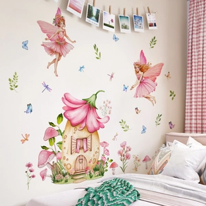 Détail de stickers muraux fée avec maison fleurie rose et champignons sur mur de chambre