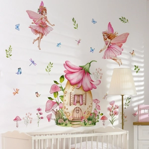 Détail des stickers muraux fée et maison champignon sur un mur blanc de chambre bébé
