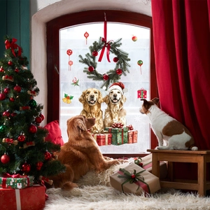 Détail de stickers de Noël Golden Retriever pour fenêtre dans un décor intérieur chaleureux