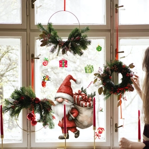 Détail des stickers de fenêtre gnomes de Noël et décorations de couronnes de pin festives