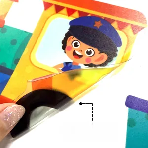 Détail de l'autocollant de fenêtre garçon dessin animé avec des motifs colorés des deux côtés
