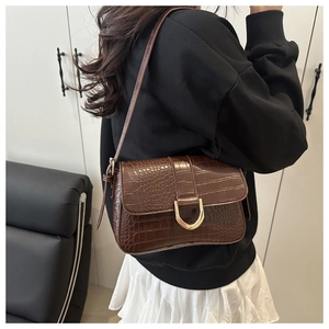 Détails du sac baguette marron foncé à motif crocodile avec boucle en métal doré chic