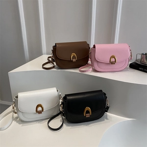 Lot de quatre sacs selle rétro en couleurs variées avec boucle dorée en forme de fer à cheval