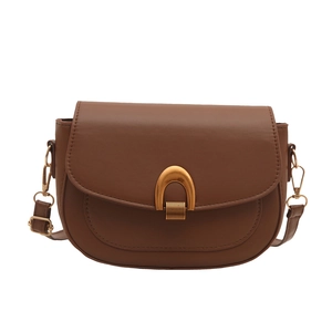 Bolso montura marrón clásico con hebilla de herradura dorada y correa ajustable