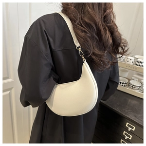 Nahaufnahme der weißen Halbmond-Schultertasche aus Leder mit Lychee-Muster und Goldschnalle
