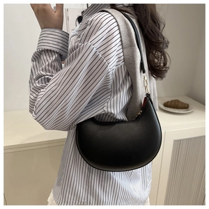 Detail der schwarzen Hobo-Schultertasche aus genarbtem Leder mit goldenen Metallteilen