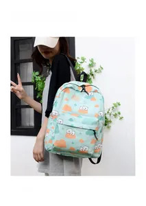 Détail du sac à dos en toile vert menthe avec motifs ours polaires et écusson mode
