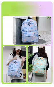 Détail du sac à dos ours dessin animé bleu et vert avec compartiments spacieux