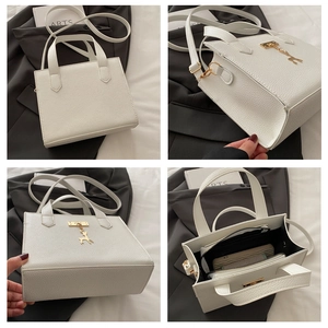 Vues détaillées du sac blanc avec pendentif cerf doré et structure interne spacieuse
